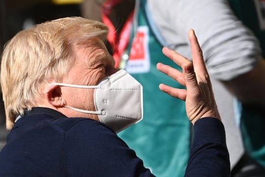 Maskenmann: Bayern-Vorstand Oliver Kahn vor dem Bundesliga-Gipfel in Dortmund.