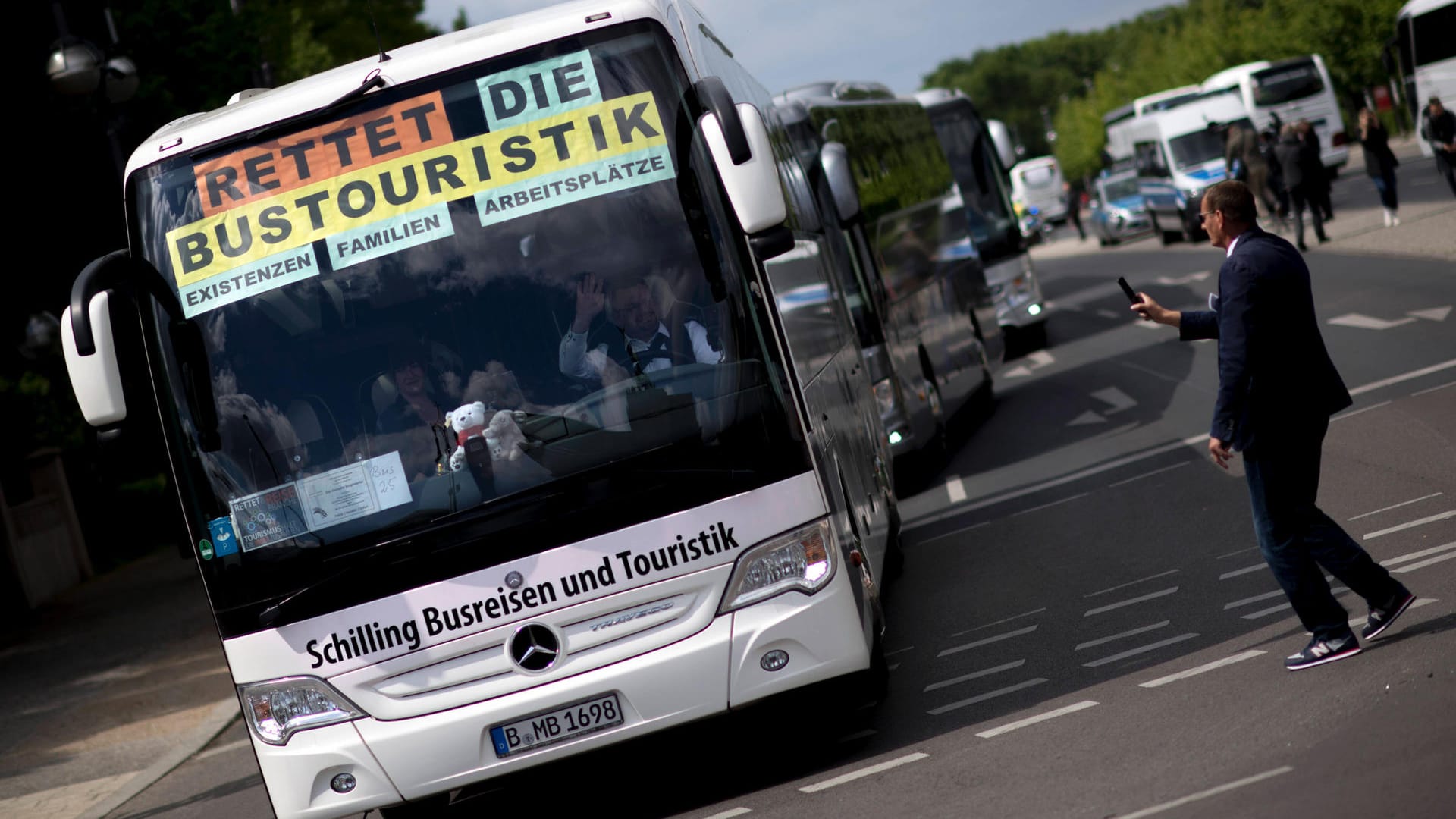 Ein Reisebus in einem Buskorso: Am Mittwoch wollen Busfahrer in Berlin auf ihre Situation in der Corona-Krise aufmerksam machen.