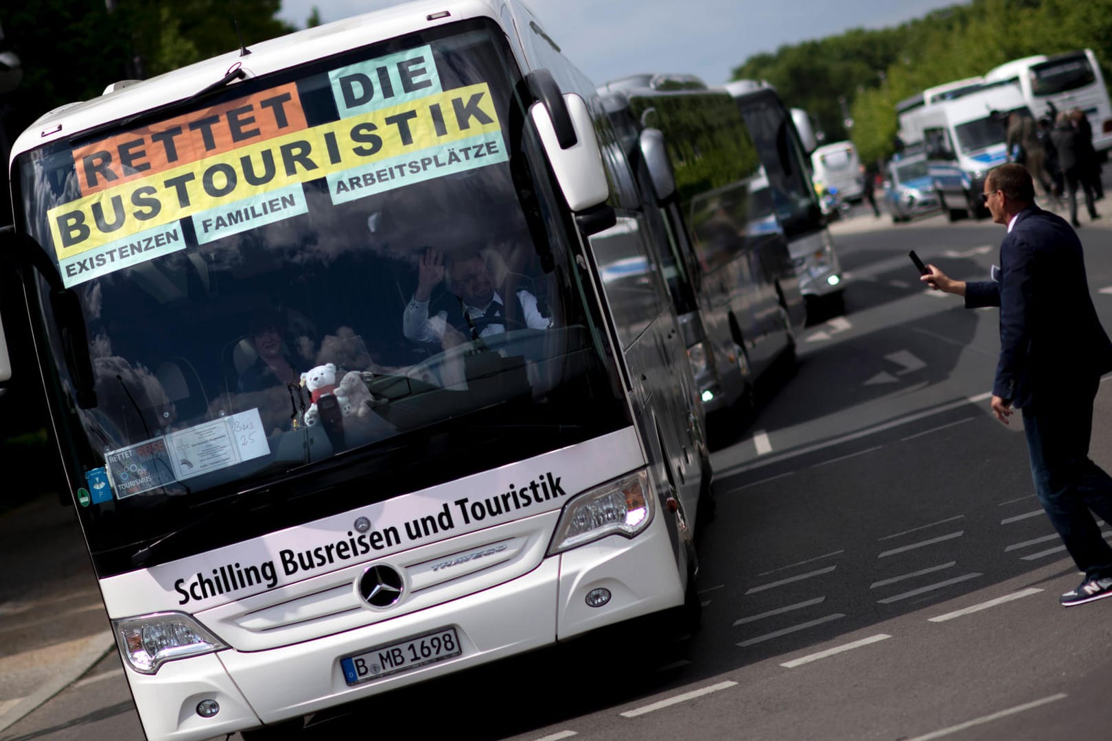 Ein Reisebus in einem Buskorso: Am Mittwoch wollen Busfahrer in Berlin auf ihre Situation in der Corona-Krise aufmerksam machen.