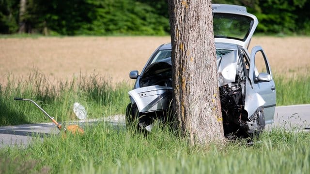 Ein zerstörtes Auto steht an der Unfallstelle. Ein zerstörtes Auto steht an der Unfallstelle.