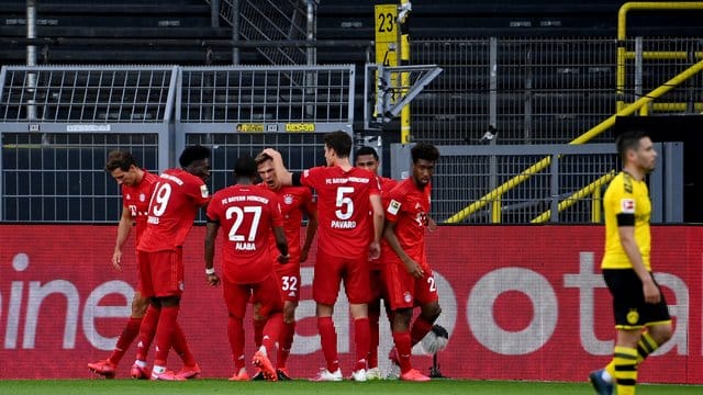 Joshua Kimmich (M) war nach seinem Siegtreffer in Dortmund der gefeierte Bayern-Spieler. Joshua Kimmich (M) war nach seinem Siegtreffer in Dortmund der gefeierte Bayern-Spieler.