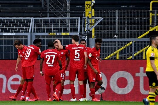 Joshua Kimmich (M) war nach seinem Siegtreffer in Dortmund der gefeierte Bayern-Spieler.
