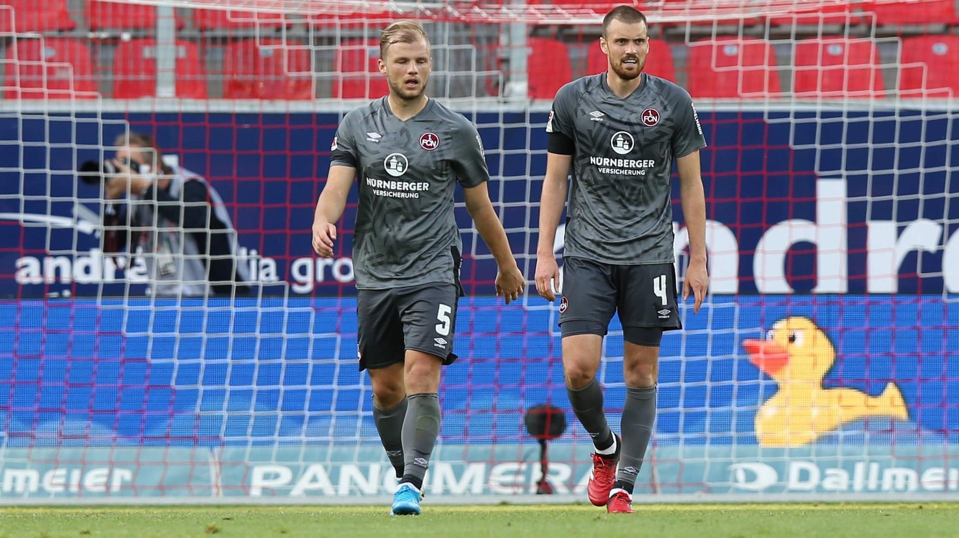 Zunehmend ratlos: Nürnbergs Geis und Sörensen (v. li.) im Spiel gegen Regensburg.