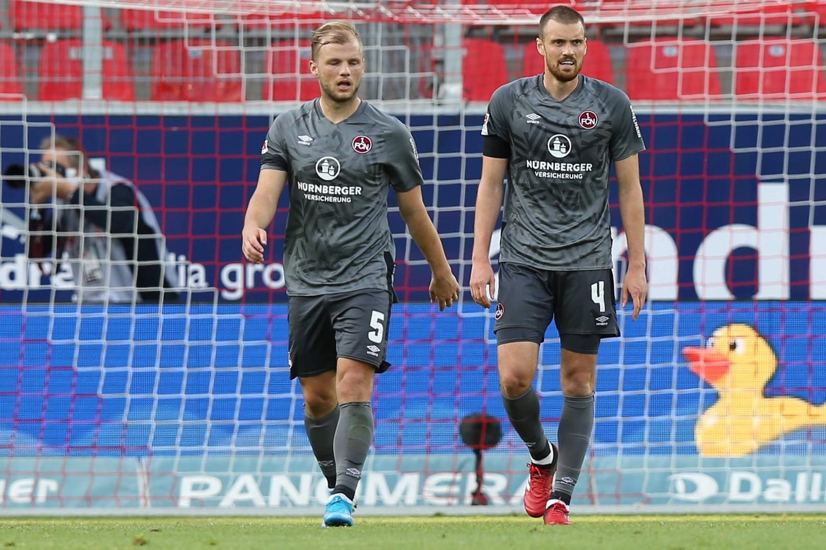 Zunehmend ratlos: Nürnbergs Geis und Sörensen (v. li.) im Spiel gegen Regensburg.
