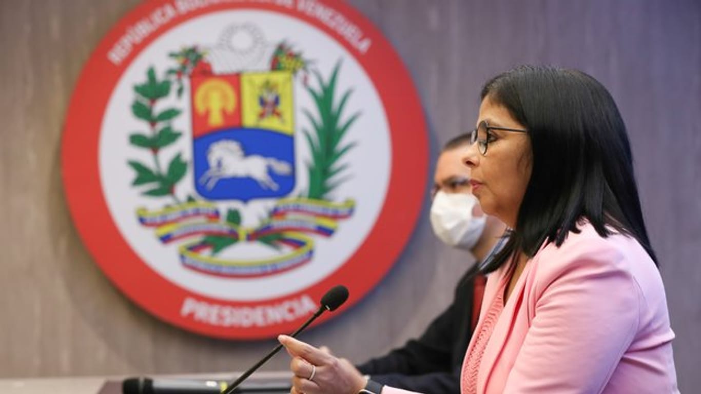 Delcy Rodriguez (l), Vizepräsidentin von Venezuela, spricht über die "Ausplünderung venezolanischer Ressourcen" durch die Opposition.