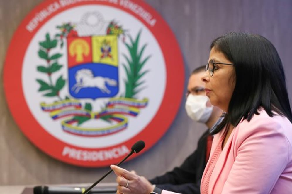 Delcy Rodriguez (l), Vizepräsidentin von Venezuela, spricht über die "Ausplünderung venezolanischer Ressourcen" durch die Opposition.