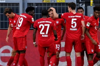 Münchens Joshua Kimmich jubelt mit seinen Mannschaftskameraden nach seinem Treffer zum 1:0.