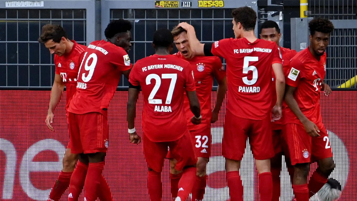 Münchens Joshua Kimmich jubelt mit seinen Mannschaftskameraden nach seinem Treffer zum 1:0.