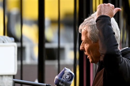 Hatte nach der Heimpleite gegen die Bayern Gesprächsbedarf: BVB-Coach Lucien Favre.