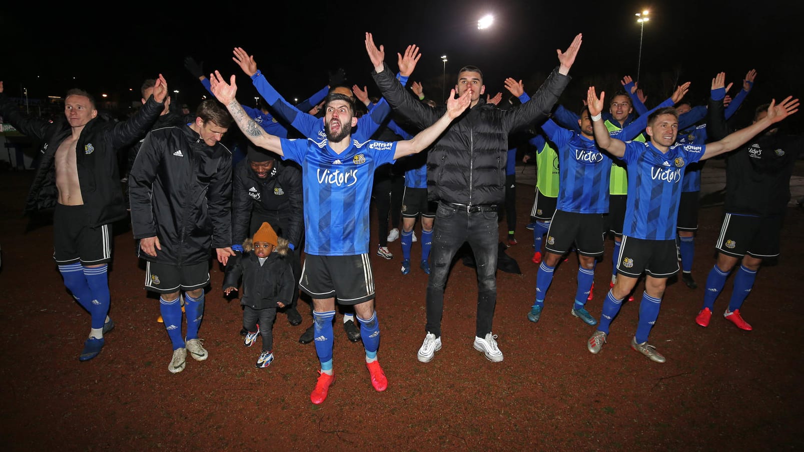 Der 1. FC Saarbrücken steht als Aufsteiger in die dritte Liga fest. Hier jubeln die Spieler und feiern den Einzug ins Halbfinale des DFB-Pokals.