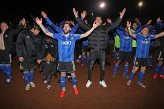 Der 1. FC Saarbrücken steht als Aufsteiger in die dritte Liga fest. Hier jubeln die Spieler und feiern den Einzug ins Halbfinale des DFB-Pokals.