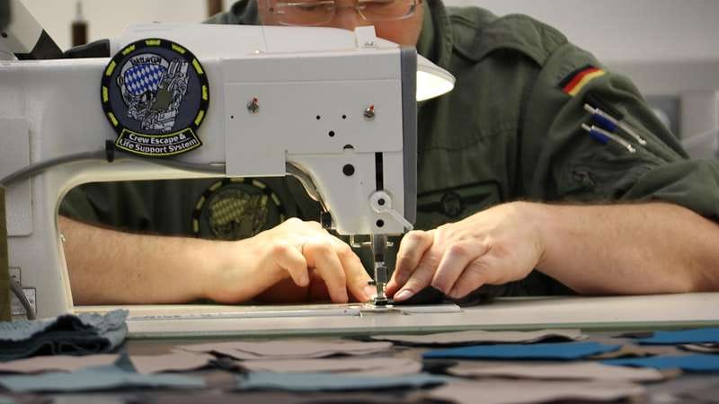 Masken für die Bundeswehr: Im Taktischen Luftwaffengeschwader 74 wurde selbst genäht. Für 30.000 Mund-Nasen-Masken zum Verschenken sucht das Verteidigungsministerium jetzt einen Produzenten. Masken für die Bundeswehr: Im Taktischen Luftwaffengeschwader 74 wurde selbst genäht. Für 30.000 Mund-Nasen-Masken zum Verschenken sucht das Verteidigungsministerium jetzt einen Produzenten.