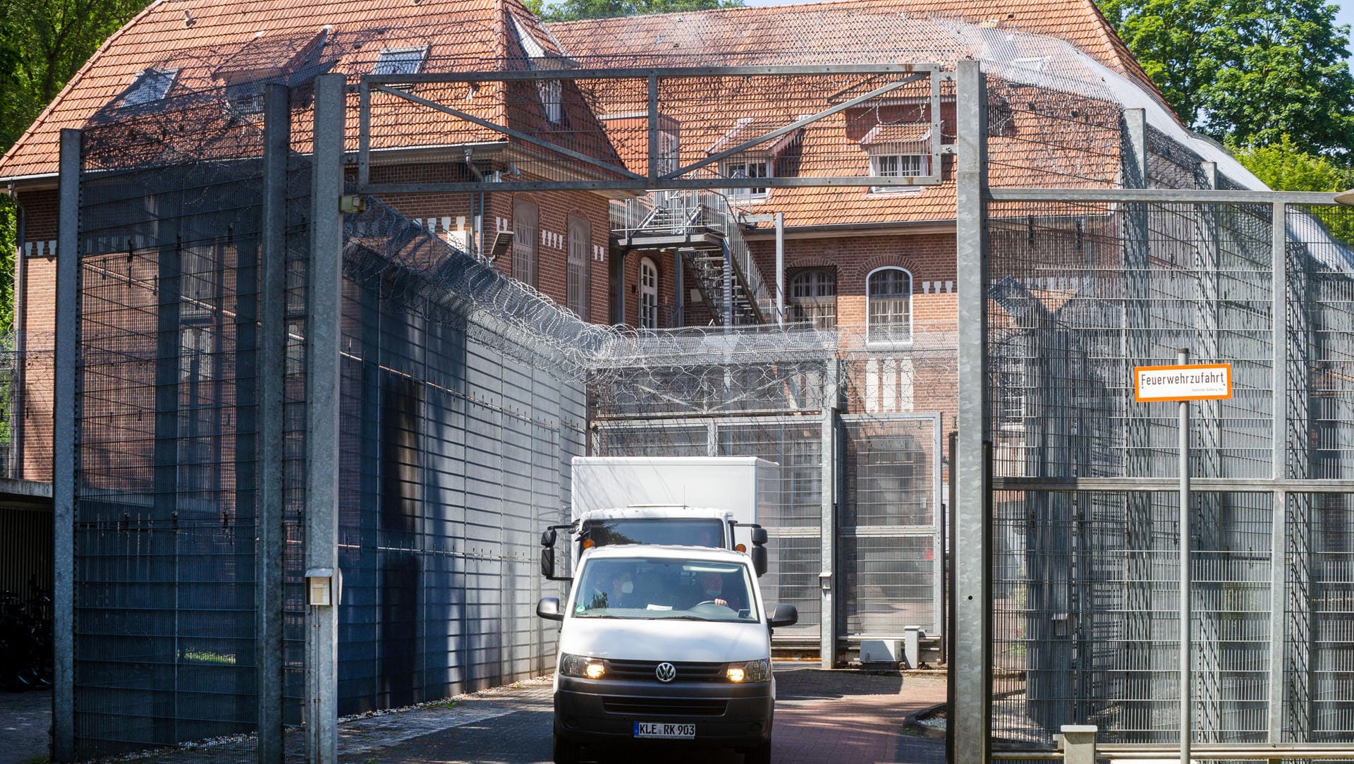 Psychiatrie Bedburg-Hau: Bei ihrer Flucht haben die beiden Patienten den als Geisel genommenen Pfleger dazu gezwungen, die Außentür unter einem erfundenen Vorwand öffnen zu lassen.