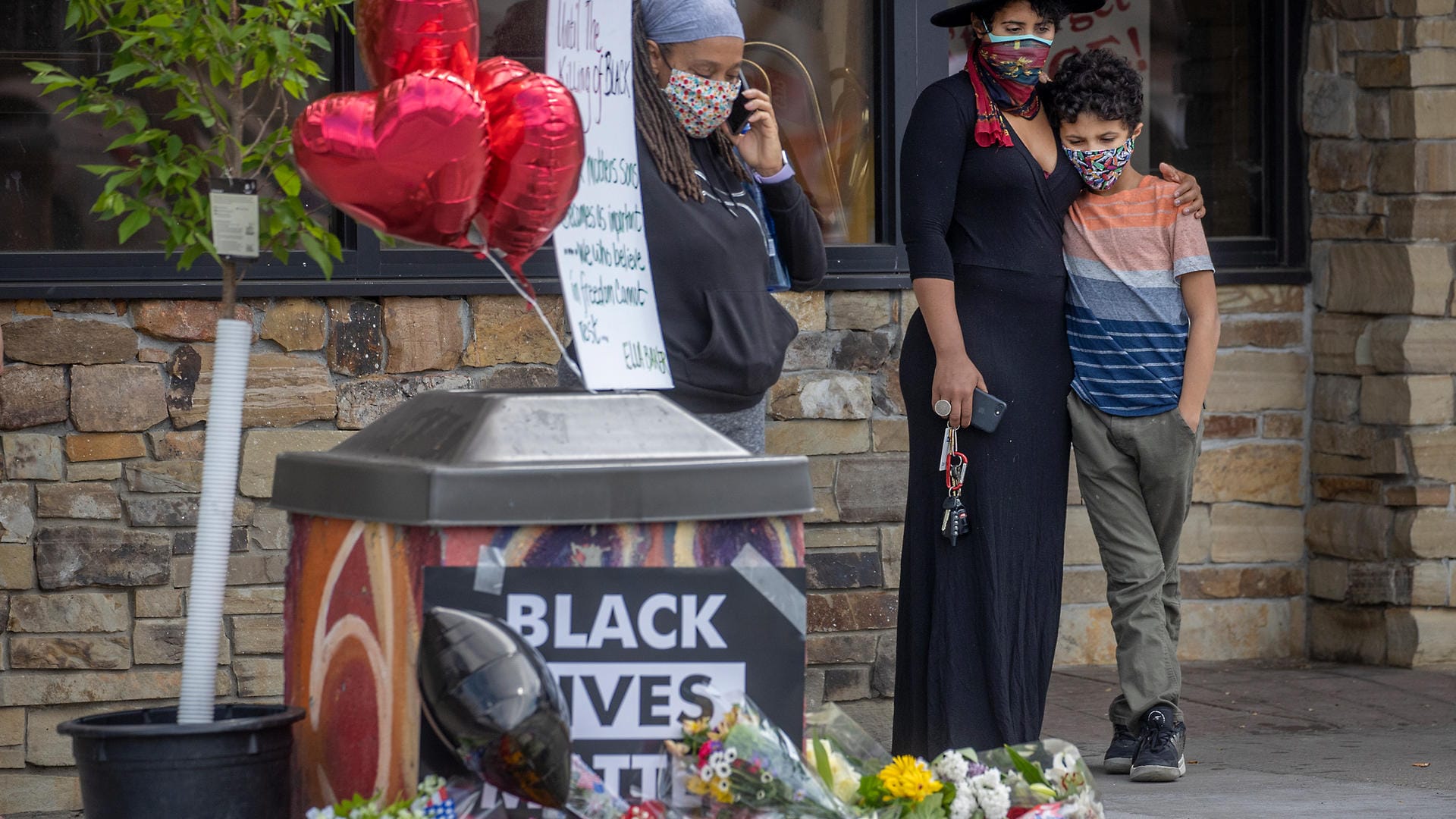 Menschen trauern bei einem Denkmal mit der Aufschrift "Black Lives Matter": Ein Afroamerikaner ist nach einem brutalem Polizeieinsatz gestorben.