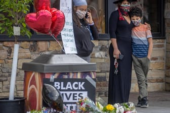 Menschen trauern bei einem Denkmal mit der Aufschrift "Black Lives Matter": Ein Afroamerikaner ist nach einem brutalem Polizeieinsatz gestorben.