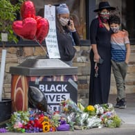 Menschen trauern bei einem Denkmal mit der Aufschrift "Black Lives Matter": Ein Afroamerikaner ist nach einem brutalem Polizeieinsatz gestorben.