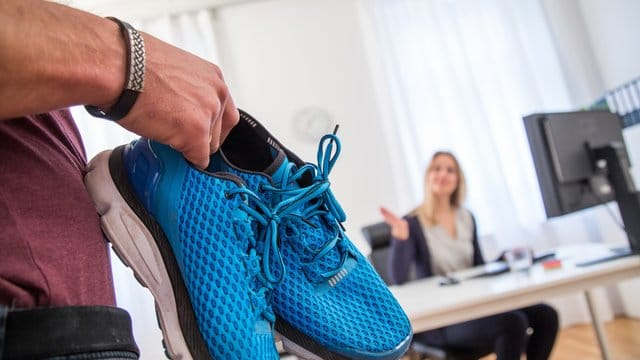 Manchmal reicht ein kleiner Stupser: Wer sich die Laufschuhe schon bereit gelegt hat, setzt die geplante Jogging-Runde eher in die Tat um.