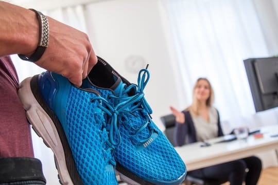 Manchmal reicht ein kleiner Stupser: Wer sich die Laufschuhe schon bereit gelegt hat, setzt die geplante Jogging-Runde eher in die Tat um.