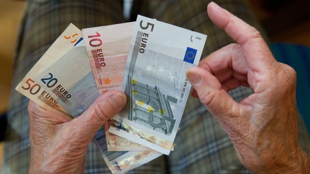 Rentner können noch in diesem Sommer mit der Anpassung ihrer Bezüge rechnen.