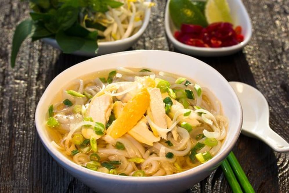 Pho: Statt mit Rindfleisch gibt es die Suppe auch mit Hühnchen – bekannt als Pho Ga.