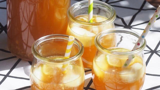 Der Ingwer-Pfirsich-Punsch wird eiskalt und ohne einen Tropfen Alkohol serviert.