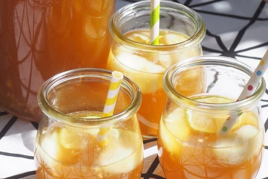 Der Ingwer-Pfirsich-Punsch wird eiskalt und ohne einen Tropfen Alkohol serviert.