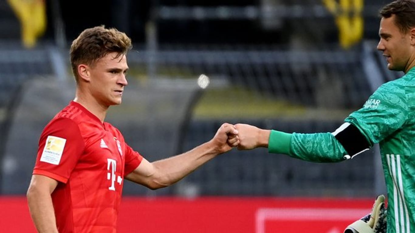 Münchens Matchwinner Joshua Kimmich (l) begrüßt Torwart Manuel Neuer.
