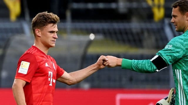 Münchens Matchwinner Joshua Kimmich (l) begrüßt Torwart Manuel Neuer. Münchens Matchwinner Joshua Kimmich (l) begrüßt Torwart Manuel Neuer.