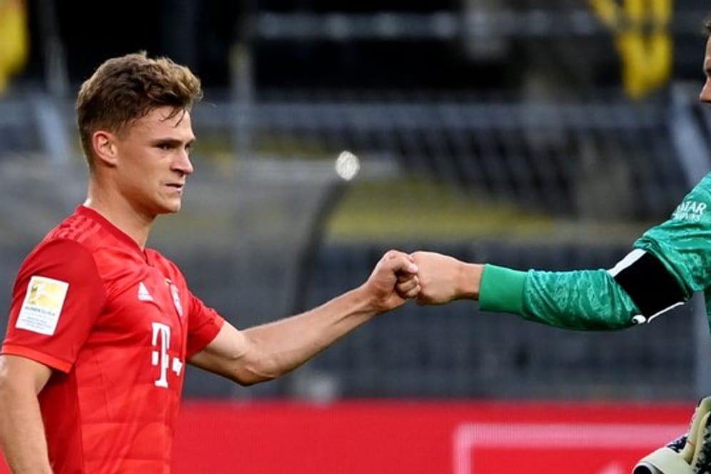 Münchens Matchwinner Joshua Kimmich (l) begrüßt Torwart Manuel Neuer.