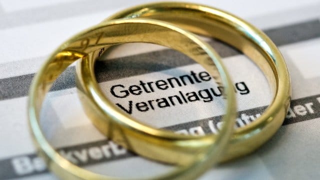 Ehepaare können sich bei der Einkommensteuererklärung gemeinsam oder getrennt veranlagen lassen.