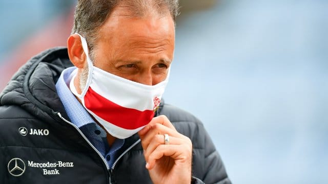 VfB-Coach Pellegrino Matarazzo trifft mit seinem Team im Spitzenspiel auf den HSV. VfB-Coach Pellegrino Matarazzo trifft mit seinem Team im Spitzenspiel auf den HSV.