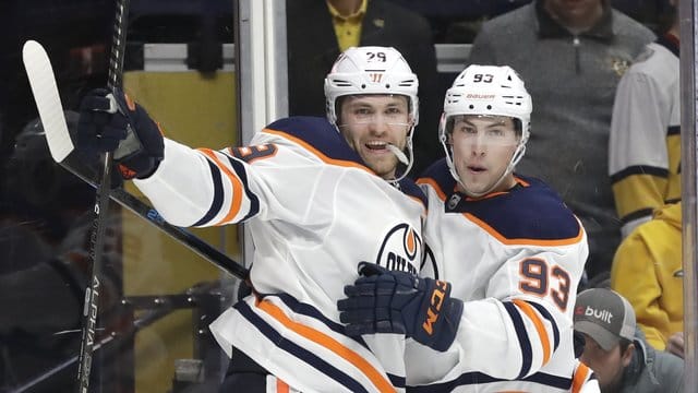 Leon Draisaitl (l) von den Edmonton Oilers ist der erste deutsche NHL-Topscorer.