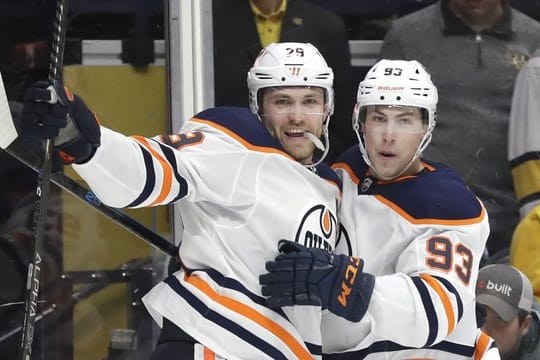 Leon Draisaitl (l) von den Edmonton Oilers ist der erste deutsche NHL-Topscorer.