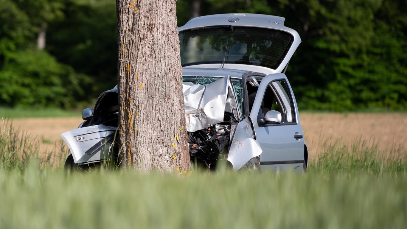 Zerstörtes Auto steht an der Unfallstelle: Ein Autofahrer ist in Pöcking bei Starnberg in eine Gruppe von Fußgängern gefahren.