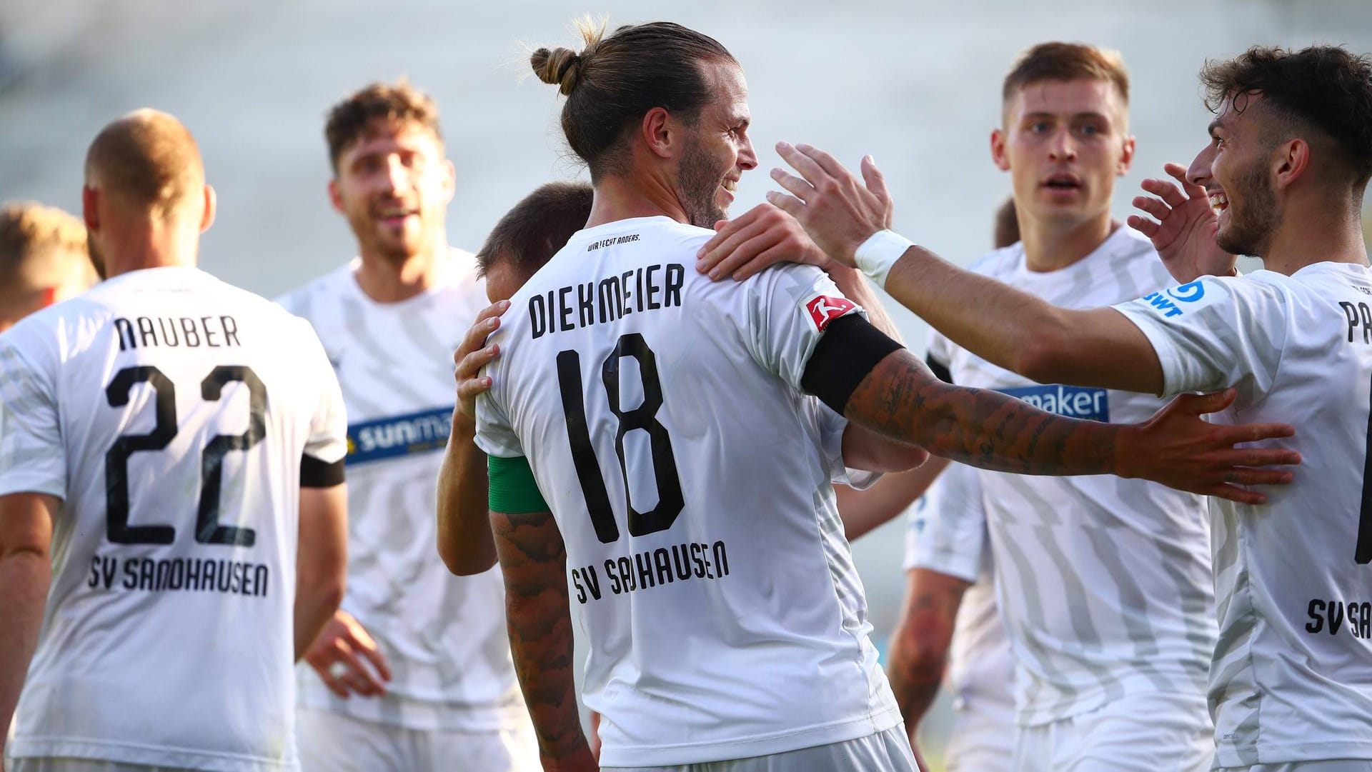 Sichtlich glücklich: Sandhausens Diekmeier (M.) feiert mit seinen Teamkollegen.