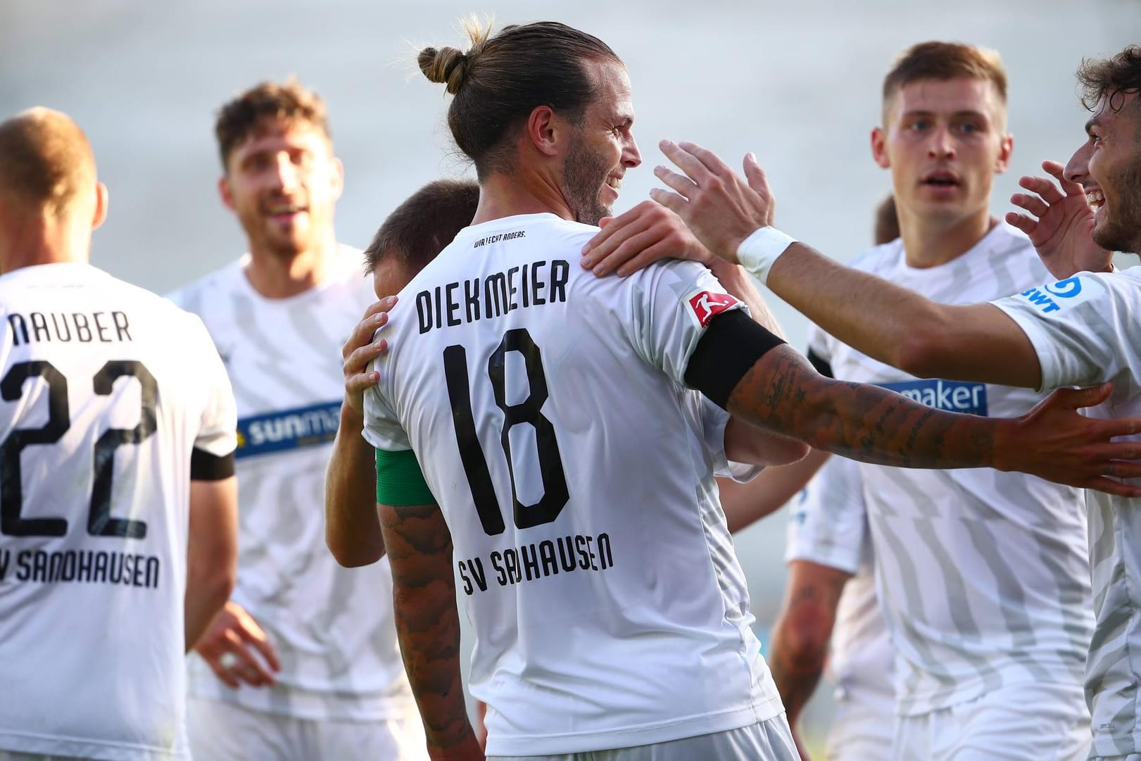 Sichtlich glücklich: Sandhausens Diekmeier (M.) feiert mit seinen Teamkollegen.