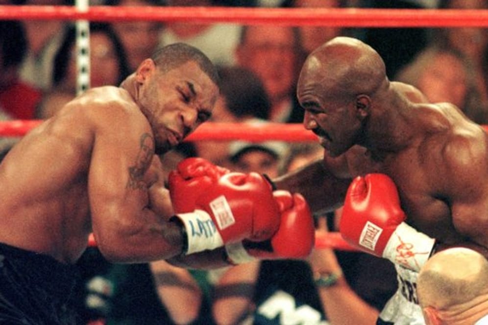 Mike Tyson (l) und Evander Holyfield beim WM-Kampf 1997 in Las Vegas.