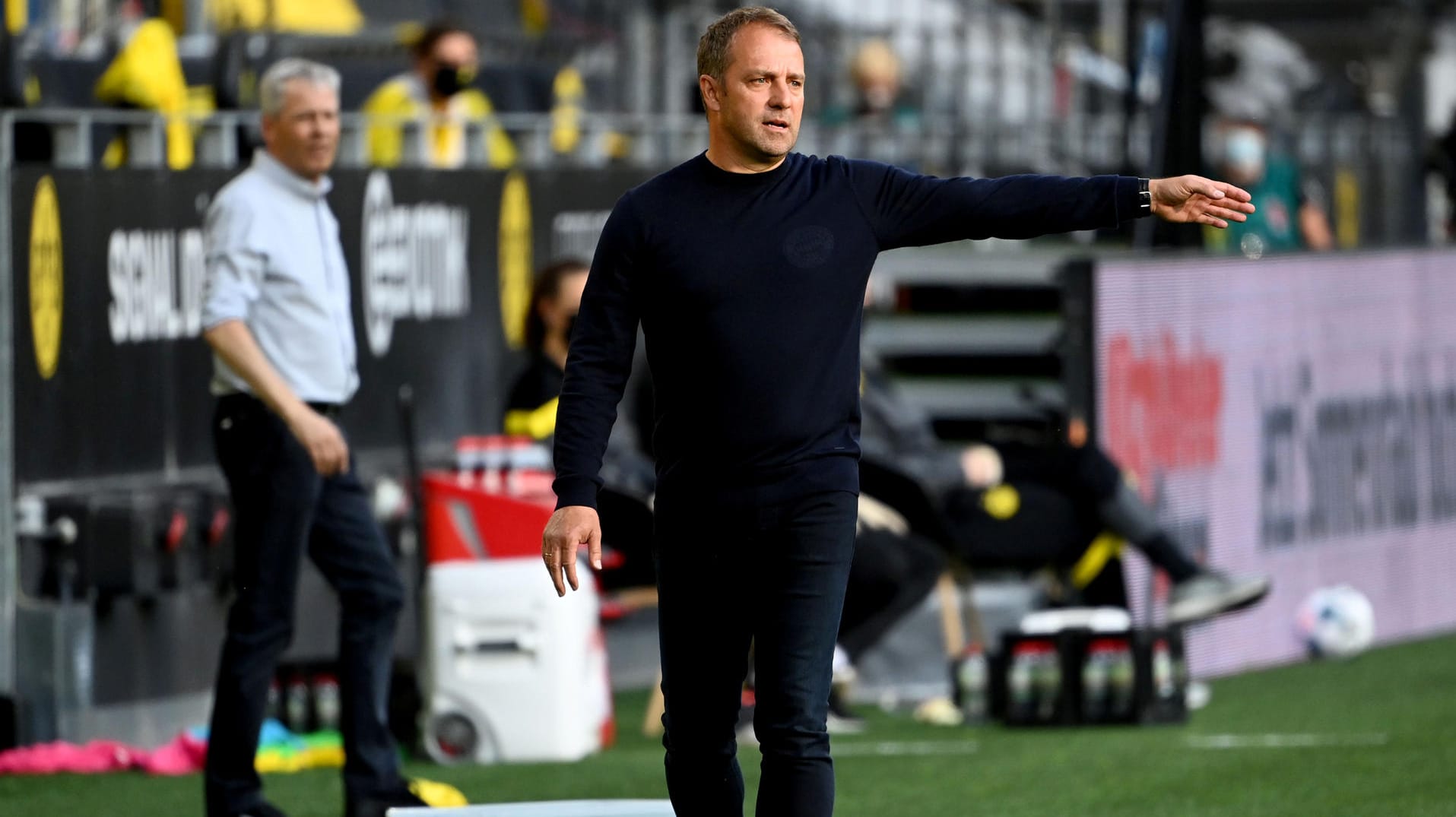 Bayern-Trainer Flick (r.) vor seinem BVB-Kollegen Favre (hinten) an der Seitenlinie: Die Münchner setzten sich im Topspiel durch.