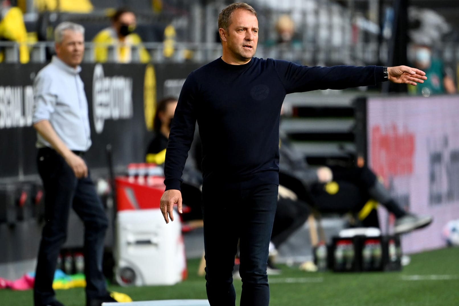 Bayern-Trainer Flick (r.) vor seinem BVB-Kollegen Favre (hinten) an der Seitenlinie: Die Münchner setzten sich im Topspiel durch.