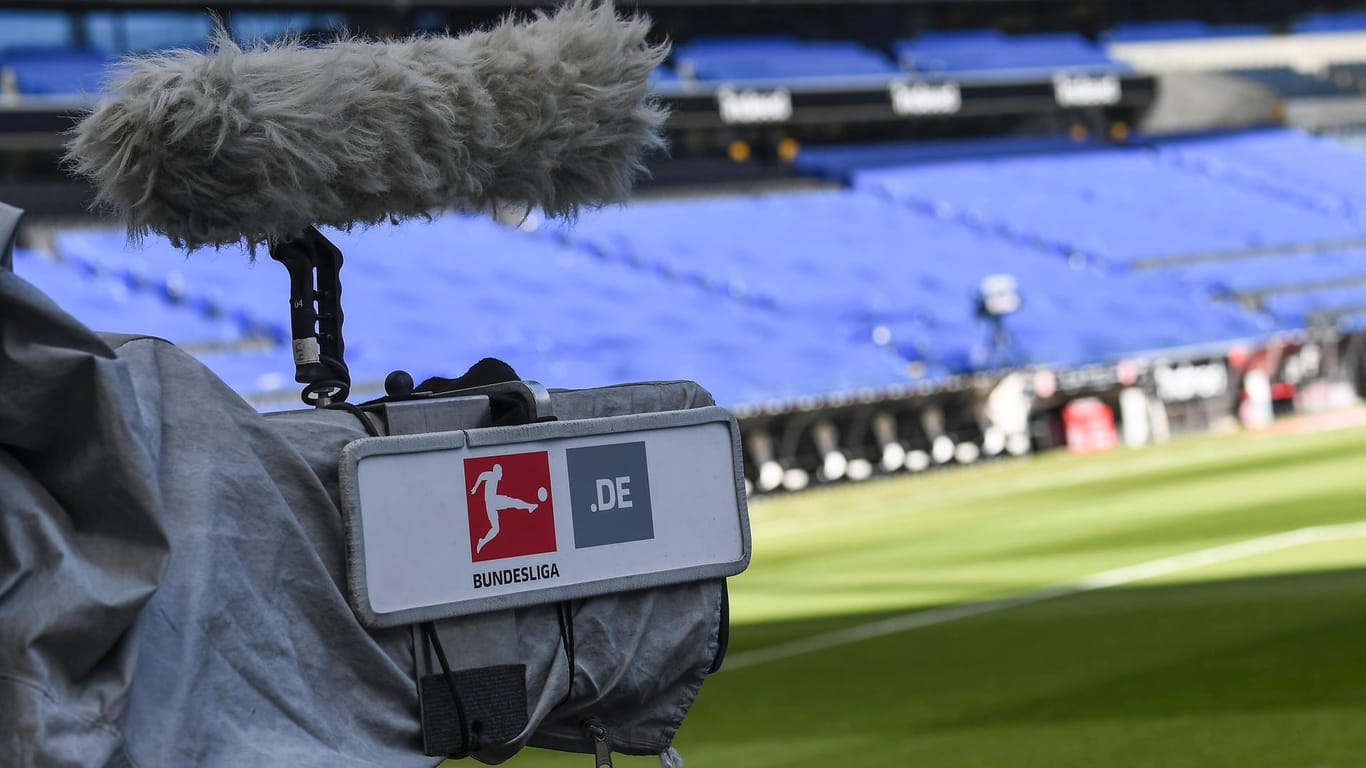 Kamera am Rande eines Bundesligaspiels: Amazon steigt nun noch weiter in die Fußball-Übertragungen ein.