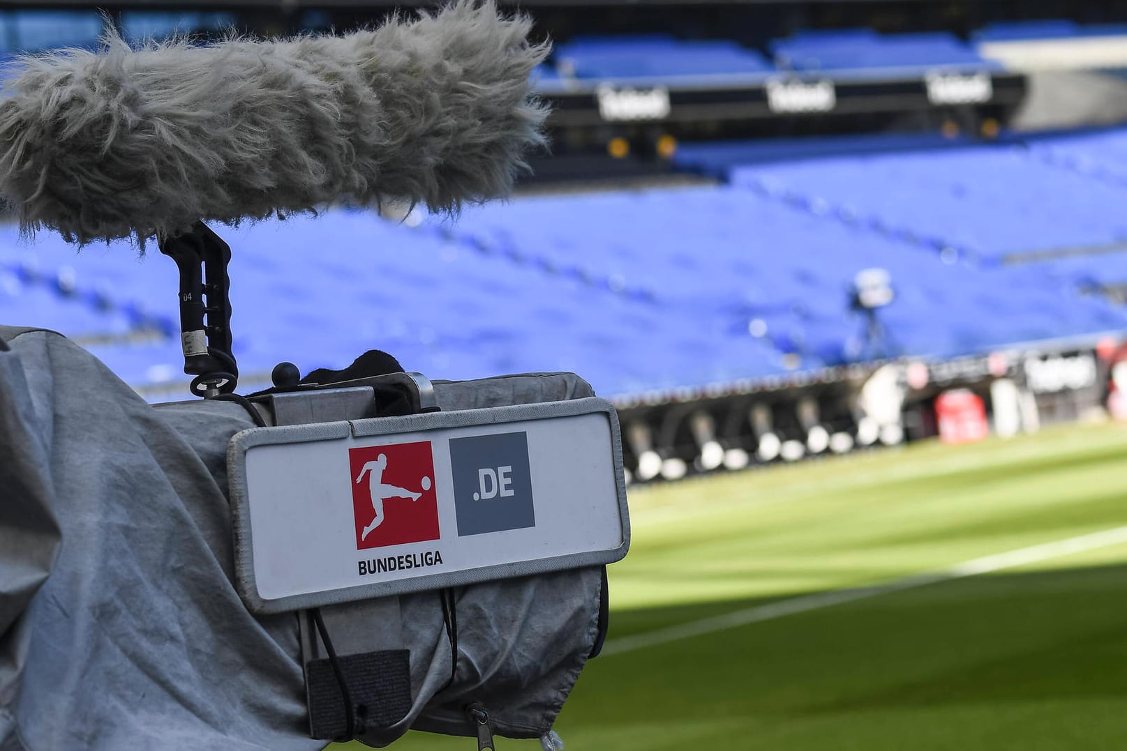 Kamera am Rande eines Bundesligaspiels: Amazon steigt nun noch weiter in die Fußball-Übertragungen ein.