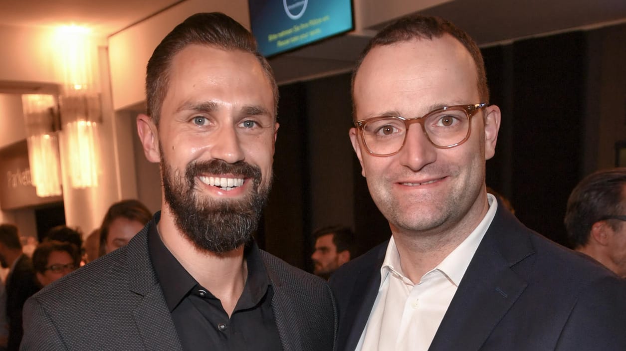 Jens Spahn (CDU, r.) und sein Mann Daniel Funke: Seine Sommerferien will der Bundesgesundheitsminister in den Bergen verbringen. (Archivbild)