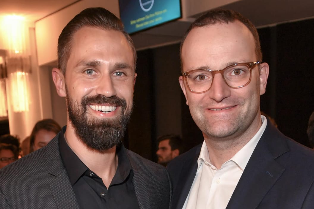 Jens Spahn (CDU, r.) und sein Mann Daniel Funke: Seine Sommerferien will der Bundesgesundheitsminister in den Bergen verbringen. (Archivbild)