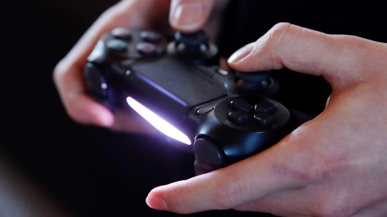 Ein Spieler mit einer Playstation-Konsole: Im Juni verschenkt Sony Games für die Playstation 4.