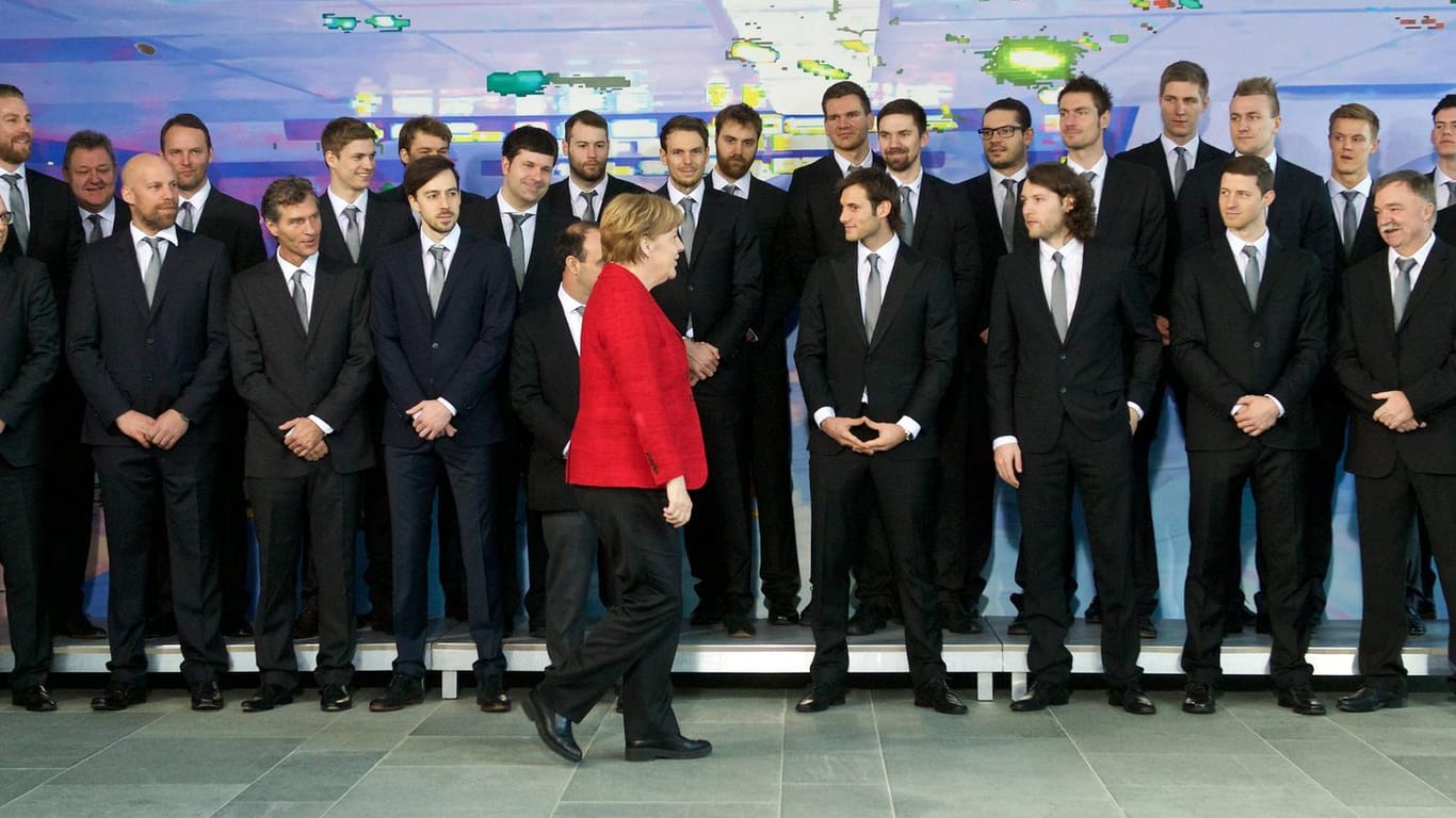 Die Deutsche Handball Nationalmannschaft und Bundeskanzlerin Angela Merkel 2016: Einzelne Frau auf weiter Flur. Bei der Frauenquote in Deutschland gibt es noch Aufholbedarf. (Symbolbild)