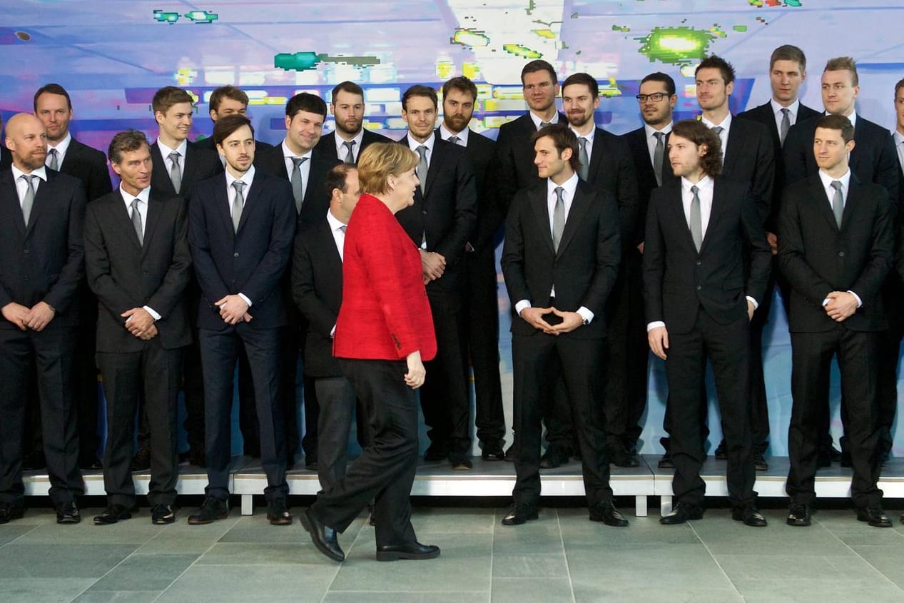 Die Deutsche Handball Nationalmannschaft und Bundeskanzlerin Angela Merkel 2016: Einzelne Frau auf weiter Flur. Bei der Frauenquote in Deutschland gibt es noch Aufholbedarf. (Symbolbild)