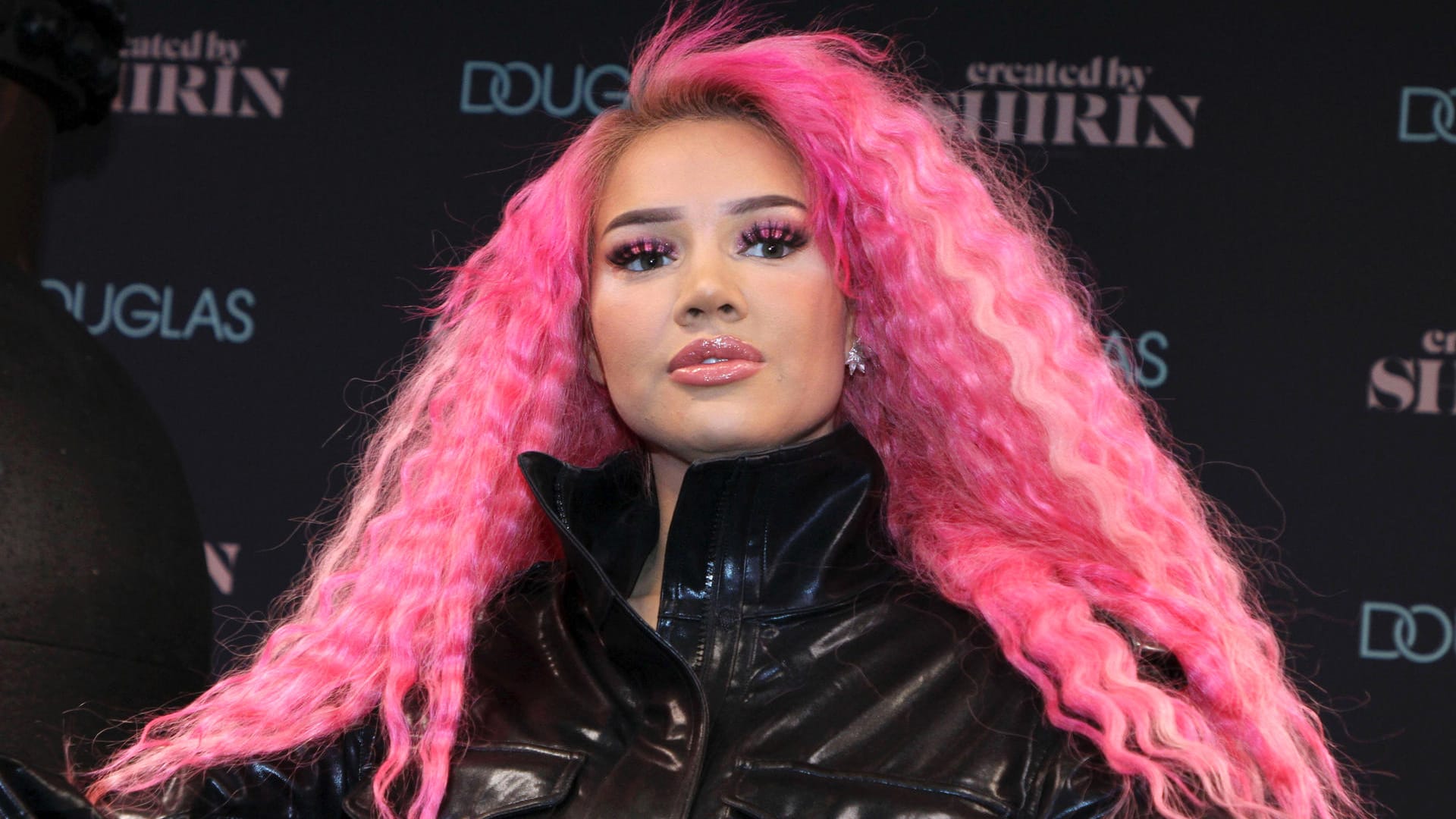 Shirin David: Die Polizei hat einen Musikvideodreh von ihr in einer Villa in Westend aufgelöst.