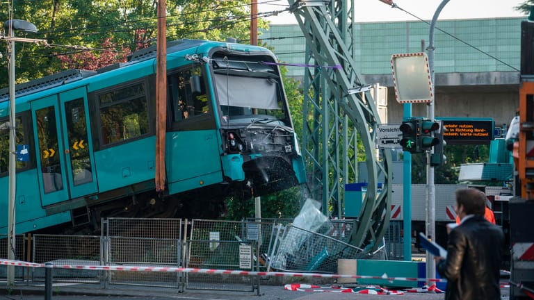 Ein Kranwagen hält eine U-Bahn im Stadtteil Ginnheim in die Höhe: Dort hatte es zuvor einen Unfall gegeben.