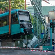 Ein Kranwagen hält eine U-Bahn im Stadtteil Ginnheim in die Höhe: Dort hatte es zuvor einen Unfall gegeben.