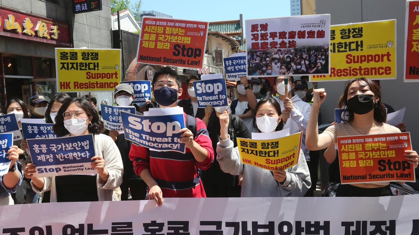 Proteste im südkoreanischen Seoul: Demonstranten veranstalten in der Nähe der chinesischen Botschaft eine Kundgebung zur Unterstützung der Proteste in Hongkong.